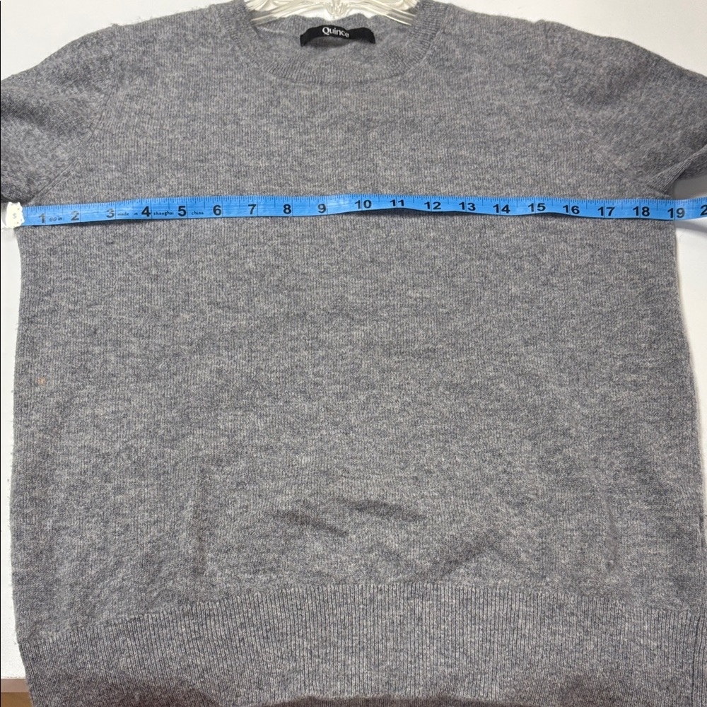 Quince Heather Gray Crewneck Sweater 100% CASHMERE 🤩1 small hole look in photos - Picture 5 of 12